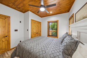 2 bedrooms, free WiFi, bed sheets - Wiley's Bend | New Cabin| Hot Tub | Mins to Gatlinburg (Gatlinburg)