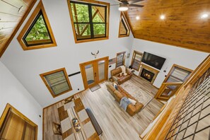 TV - Wiley's Bend | New Cabin| Hot Tub | Mins to Gatlinburg (Gatlinburg)