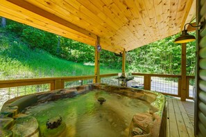 Outdoor spa tub - Wiley's Bend | New Cabin| Hot Tub | Mins to Gatlinburg (Gatlinburg)