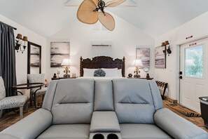 TV - Cozy Guest House Suite Htd Pool and BBQ (West Palm Beach)