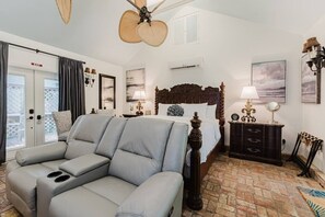 Desk, travel cot, WiFi, bed sheets - Cozy Guest House Suite Htd Pool and BBQ (West Palm Beach)