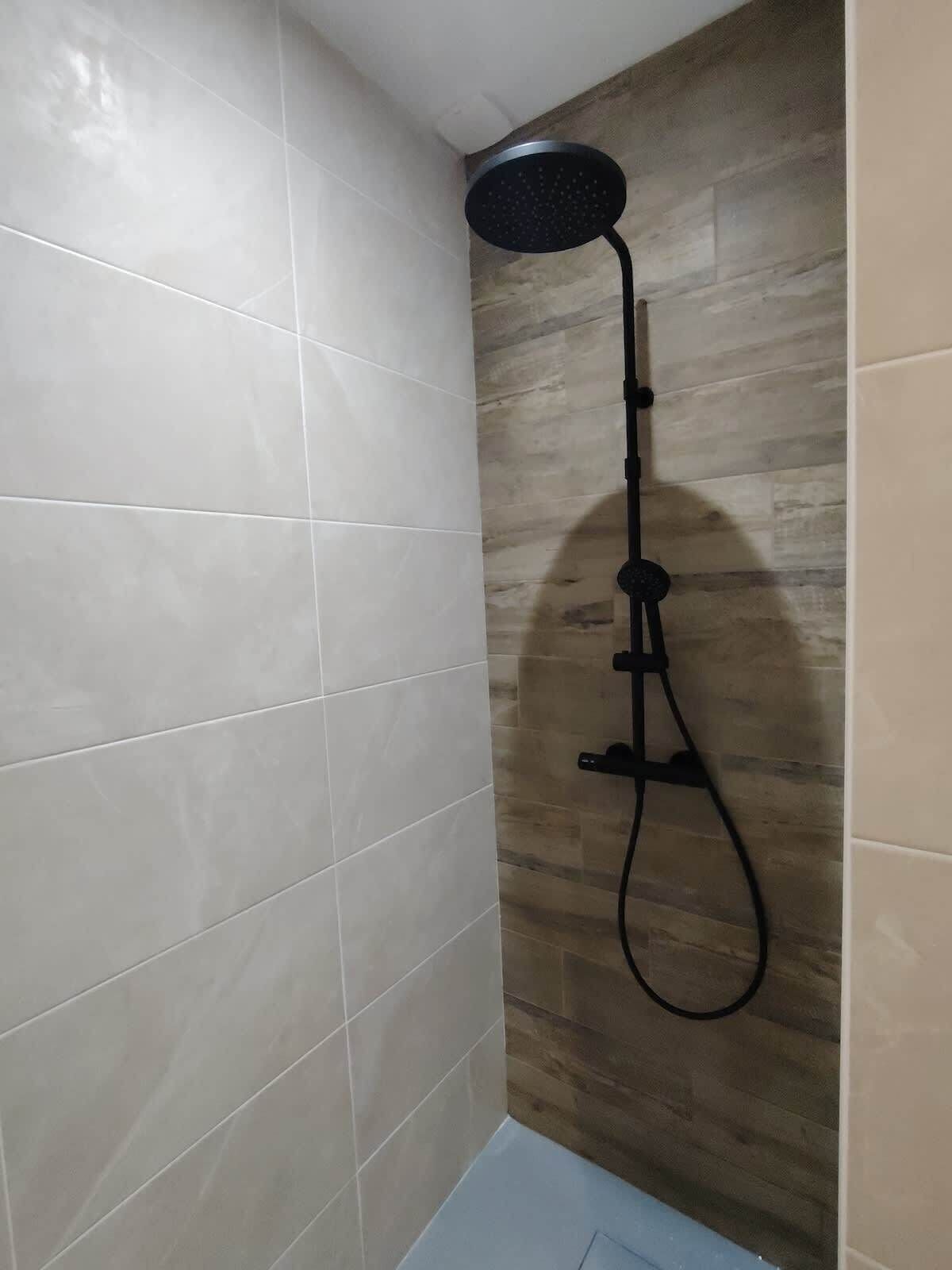 Douche, sèche-cheveux