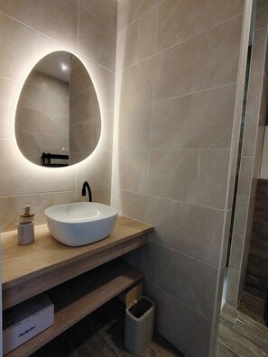 Shower, hair dryer - Chambre standing (Saint-Jean-de-Monts)