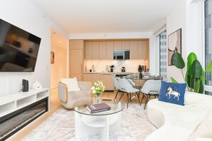 Smart TV - Cozy & Modern 2BR/2BA in Downtown NYC (New York)
