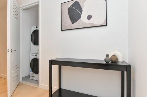 Cozy & Modern 2BR/2BA in Downtown NYC
