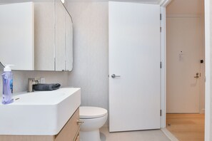 Shower, hair dryer, towels, soap - Cozy & Modern 2BR/2BA in Downtown NYC (New York)