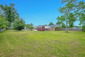 Property grounds - Cozy Home 5 min from Panama Country Club and parks - 25 min to PCB Beaches! (Lynn Haven)