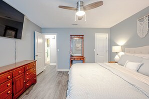 3 bedrooms, WiFi, bed sheets, wheelchair access - Cozy Home 5 min from Panama Country Club and parks - 25 min to PCB Beaches! (Lynn Haven)