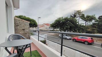 Comfort Room, Balcony | Outdoor dining