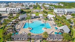 Een resort met een centraal gelegen zwembad, loungegedeeltes en uitzicht op de oceaan.