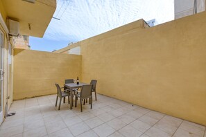 Outdoor dining - Cosy 2 bedroom apartment near the sea CELL1-1 (St. Paul’s Bay)