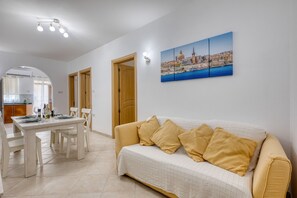 TV - Cosy 2 bedroom apartment near the sea CELL1-1 (St. Paul’s Bay)