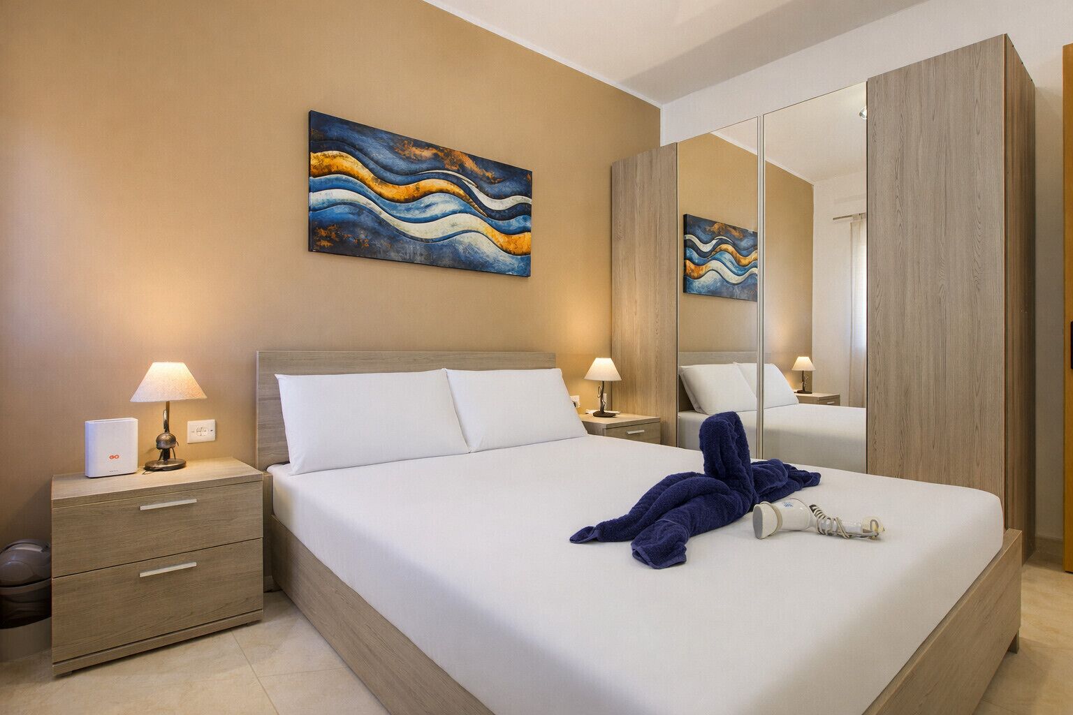 Tabla de planchar con plancha, wifi gratis y ropa de cama 