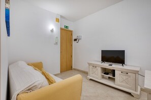 TV - Cosy 2 bedroom apartment near the sea CELL1-1 (St. Paul’s Bay)