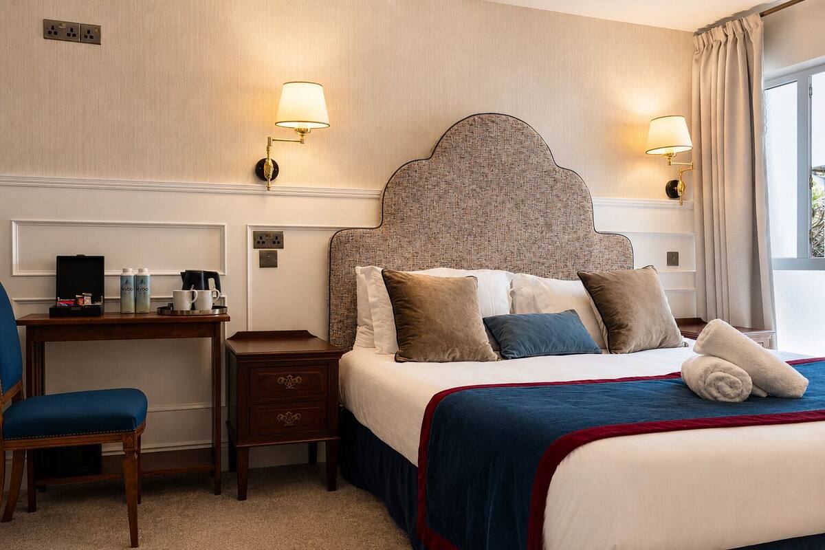 Desk, WiFi (free), bed sheets
