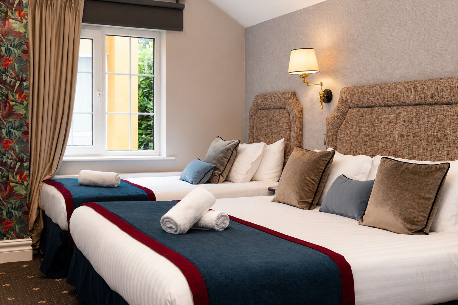 Habitación triple Confort, varias camas | Escritorio, wifi gratis, ropa de cama