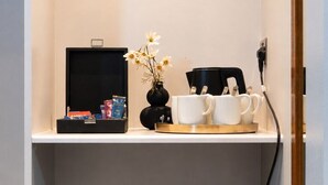 ファミリー ルーム ベッド (複数台) | 高級寝具、デスク、WiFi (無料)、ベッドシーツ