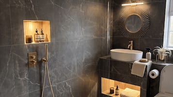 Quarto casal ou duplo conforto, banheiro privativo | Banheiro | Produtos de toalete grátis, secador de cabelo, toalhas de banho