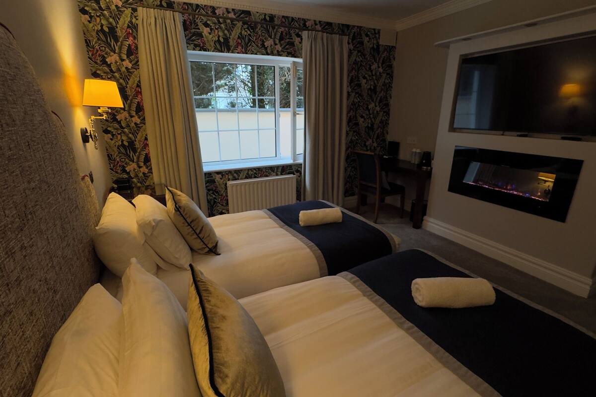 Double or Twin Room | Desk, WiFi (free), bed sheets