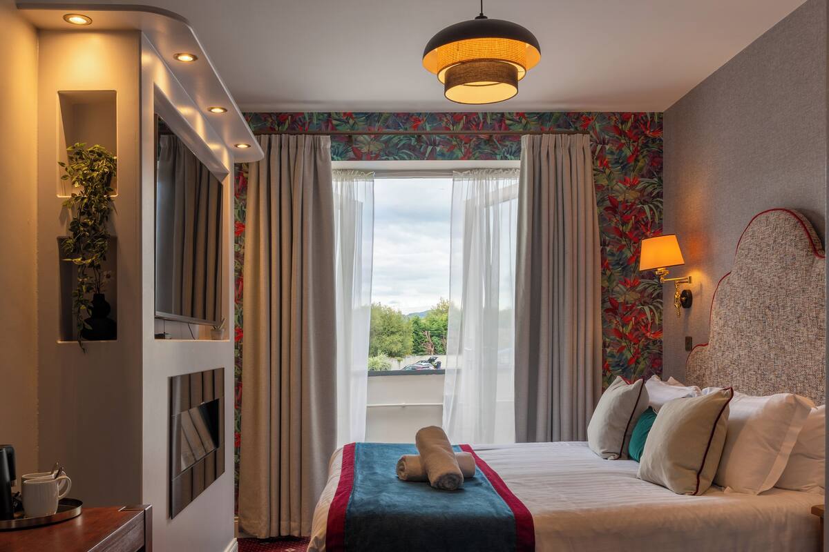 Premium Double Room | Desk, WiFi (free), bed sheets