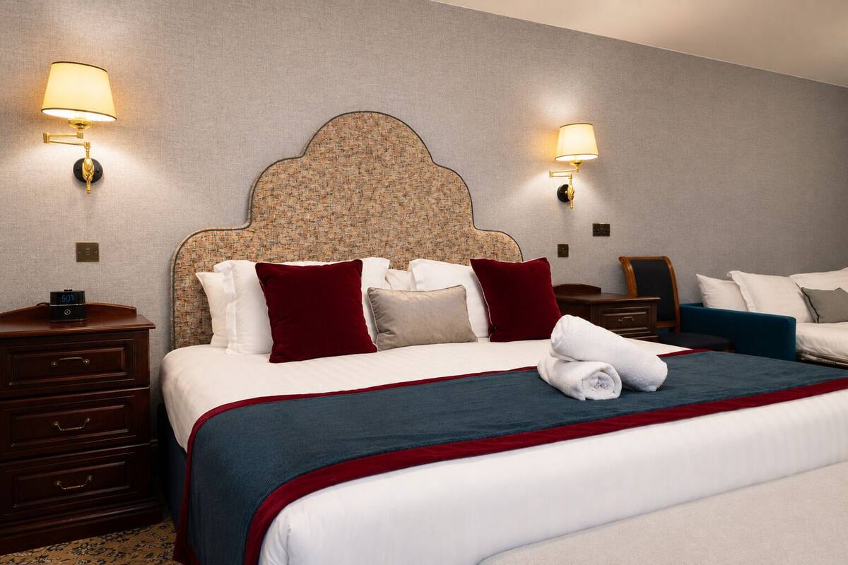 Deluxe Triple Room, 1 King Bed with Sofa bed | Desk, WiFi (free), bed sheets