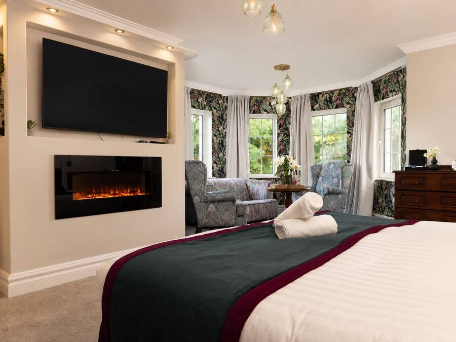 Signature Double Room | Desk, WiFi (free), bed sheets