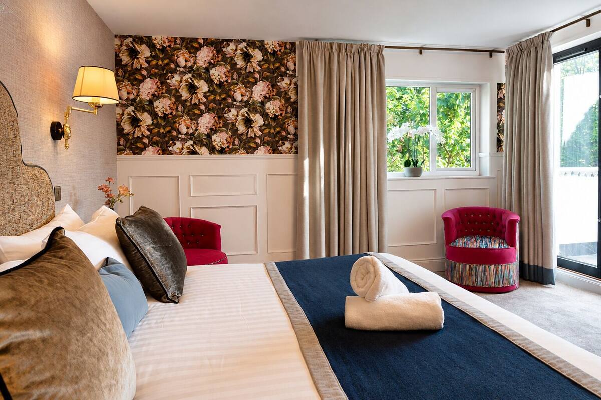 Presidential Room | Desk, WiFi (free), bed sheets