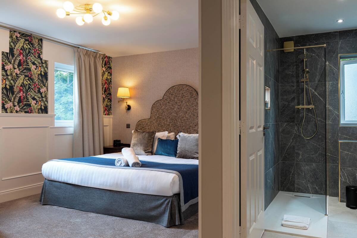 Exclusive Room, 1 King Bed | Desk, WiFi (free), bed sheets
