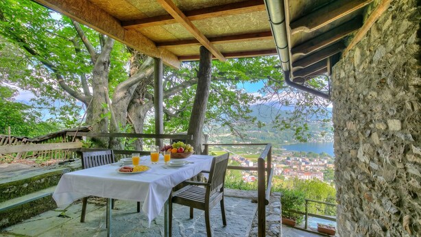 Standaard huis, 1 slaapkamer, balkon, uitzicht op gebergte (La Capannina Lake & Mountain Views) | Buiten dineren