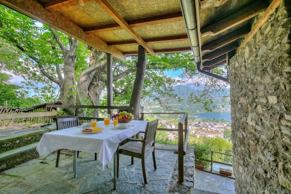 Standard-Haus, 1 Schlafzimmer, Balkon, Bergseite (La Capannina Lake & Mountain Views) | Speisen im Freien