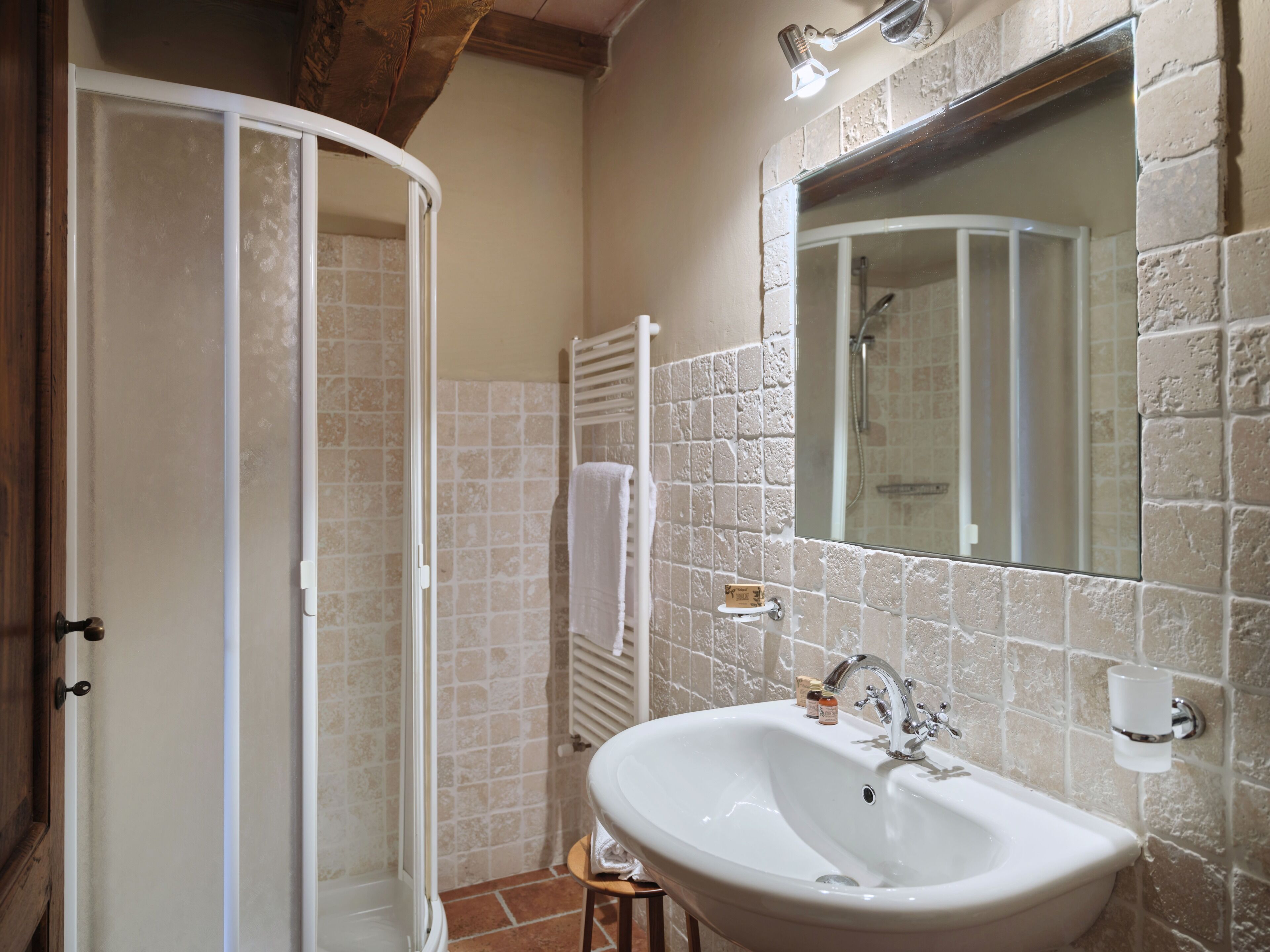Habitación individual estándar | Baño | Ducha, secador de pelo, toallas y jabón