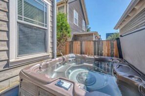 Outdoor spa tub - Dog-Friendly Olivia Beach Home with Hot Tub (Lincoln City)