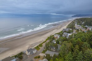 Eine Küstenstadt mit Strand, Häusern und einer Straße.