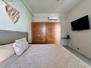 Room - Ideal Area, Comfy Bed, 4 Blocks from 5th & Shops (Playa del Carmen)