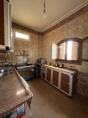 Refrigerador con congelador, microondas, horno y licuadora