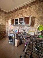 Refrigerador con freezer, microondas, horno, licuadora