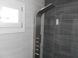 Kahden hengen superior-huone (yksi tai kaksi sänkyä), parveke, osittainen merinäköala | Kylpyhuone