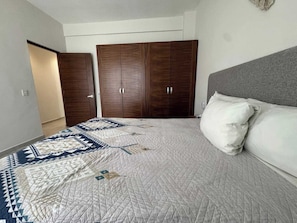 Room - Chic Stay, Rooftop Plunge Pool, 4 Blocks from 5th (Playa del Carmen)