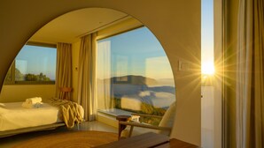 Ein Zimmer mit einem Bett, einem Schreibtisch und Blick ins Freie.