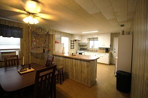 Dining - 303 Bayshore-Cozy wildlife retreat! (Port Mansfield)