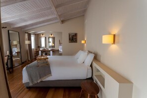 Zimmersafe, Schreibtisch, Verdunkelungsvorhänge, schallisolierte Zimmer