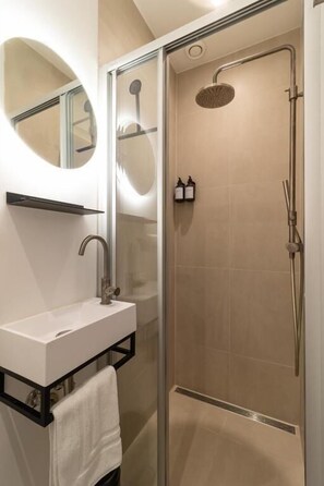 Double Room with no window | Bathroom - SAYŌ Boutique Hotel (The Hague)