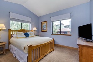 Iron/ironing board, travel crib, WiFi, bed sheets - Walk to Main|Hot Tub|Free Shuttle|New Remodel 2026 (Breckenridge)