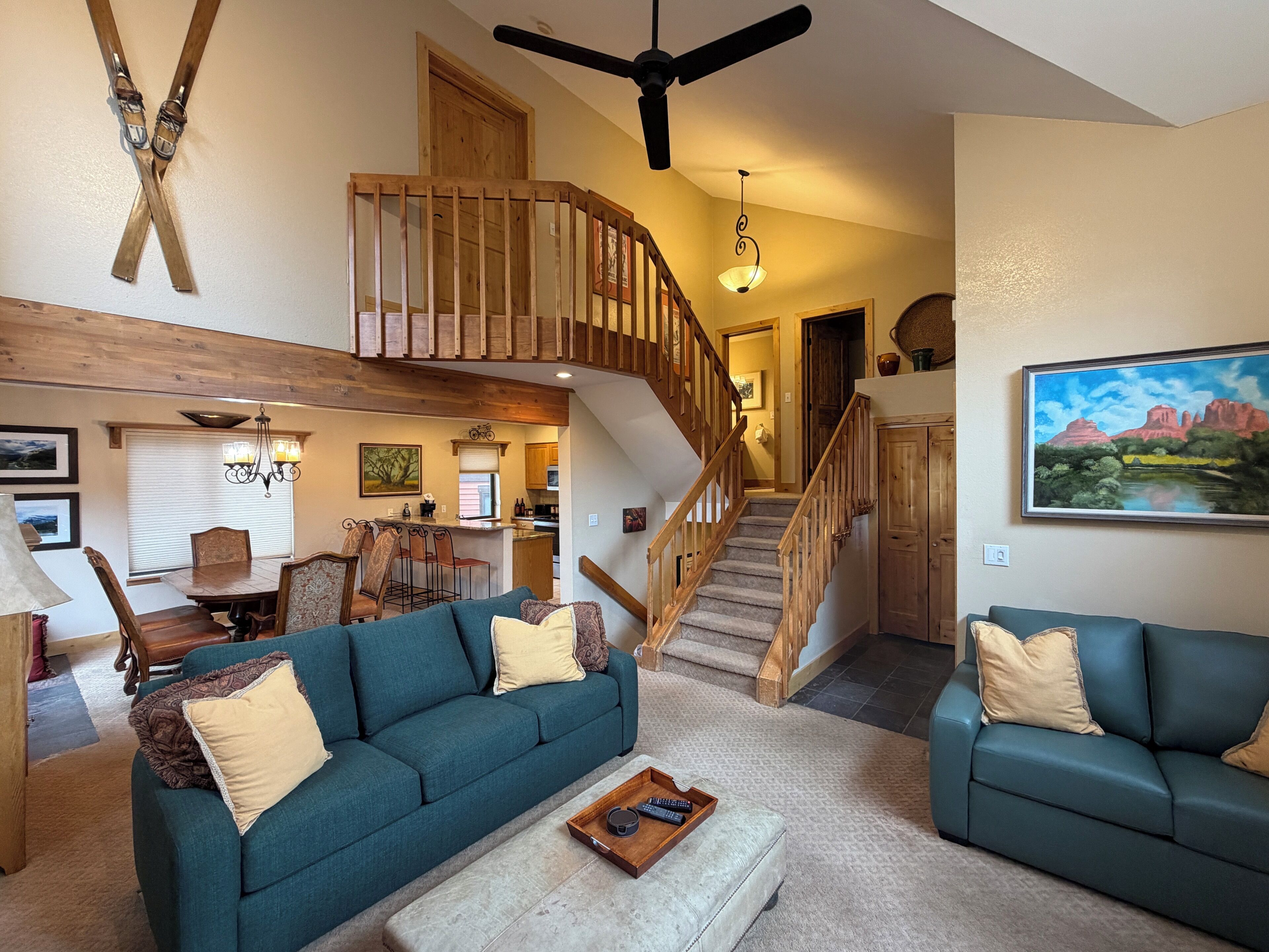 Smart TV, chimenea, reproductor de DVD y libros 