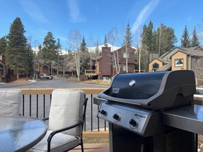Outdoor dining - Walk to Main|Hot Tub|Free Shuttle|New Remodel 2026 (Breckenridge)