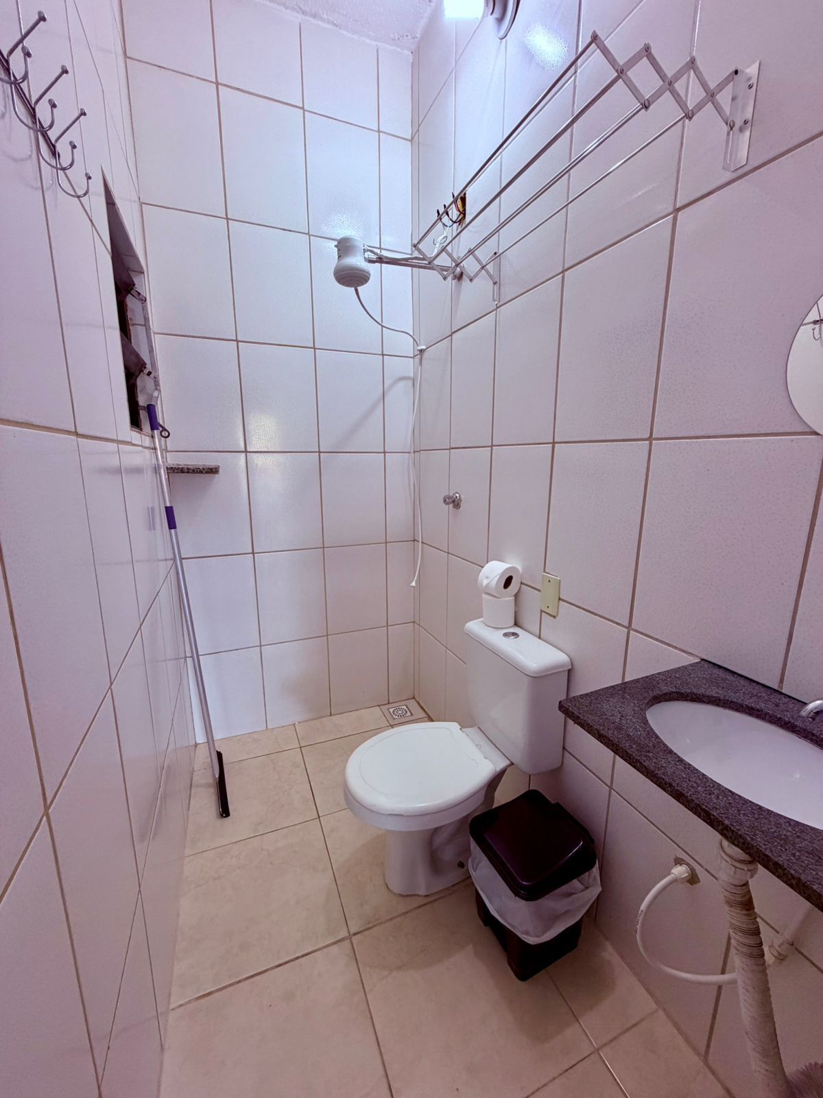 Quarto quádruplo standard, vista para o pátio | Banheiro | Chuveiro, secador de cabelo, toalhas de banho, sabonete