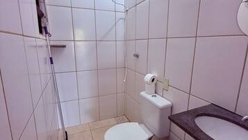 Quarto quádruplo standard, vista para o pátio | Banheiro | Chuveiro, secador de cabelo, toalhas de banho, sabonete