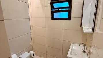 Suite estudio familiar, aire acondicionado | Baño | Regadera, secadora de cabello, toallas, jabón