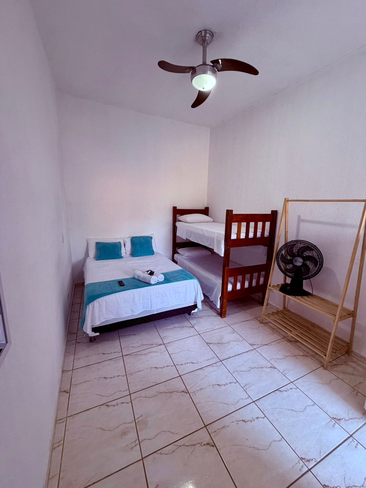 Standard-Vierbettzimmer, Blick auf den Innenhof | Kostenloses WLAN