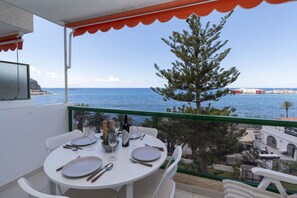 Outdoor dining - Comodoro 8 - Studio on front line with panoramic sea views (Los Cristianos)
